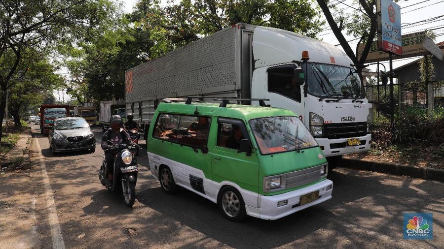 Suasana  kemacetan parah yang terjadi di jalan Raya Sholeh Iskandar (Jalan Baru), Bogor Jawa Barat (10/7). kemacetan parah yang terjadi itu karena jalan tersebut merupakan akses utama masyarakat dan termasuk ruas jalan nasional. material yang menutupi badan jalan tersebut, arus lalu lintas dua arah mengalami kemacetan parah sehingga kendaraan kemudian dialihkan ke jalan lain, salah satunya Jalan Semplak, Kota Bogor. jatuhnya beton di kepala tiang penyangga P109 terjadi pada hari Rabu 10 Juli 2019 tepatnya jam 05.15 WIB. Tidak ada korban jiwa dalam peristiwa tersebut. (CNBC Indonesia/Muhammad Sabki)