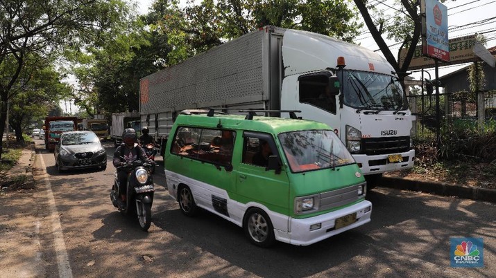 Proyek Toll BORR Ambruk, Rabu (10/7), Macet Jalan Raya Sholeh Iskandar Dialihkan (CNBC Indonesia/Muhammad Sabki) Suasana kemacetan parah yang terjadi di jalan Raya Sholeh Iskandar (Jalan Baru), Bogor Jawa Barat (10/7). kemacetan parah yang terjadi itu karena jalan tersebut merupakan akses utama masyarakat dan termasuk ruas jalan nasional. material yang menutupi badan jalan tersebut, arus lalu lintas dua arah mengalami kemacetan parah sehingga kendaraan kemudian dialihkan ke jalan lain, salah satunya Jalan Semplak, Kota Bogor. jatuhnya beton di kepala tiang penyangga P109 terjadi pada hari Rabu 10 Juli 2019 tepatnya jam 05.15 WIB. Tidak ada korban jiwa dalam peristiwa tersebut. (CNBC Indonesia/Muhammad Sabki)