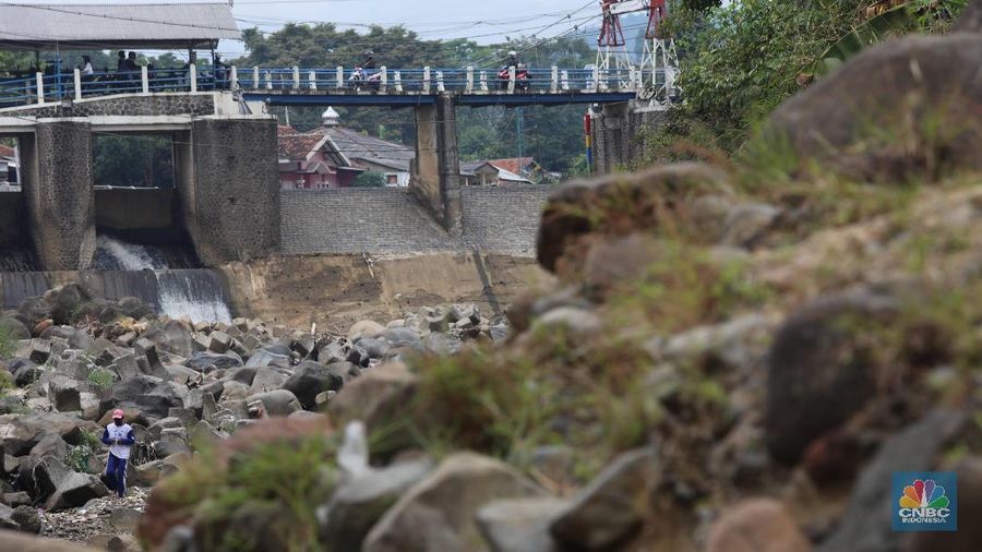 Anak kecil bermain di aliran sungai Ciliwung di kawasan bendungan katulampa, Bogor, Jawa Barat, Rabu (10/7). Musim kemarau mulai melanda sejumlah daerah di Indonesia. Ketinggian debit air Ciliwung yang dari Bendung Katulampa, Kota Bogor, Jawa Barat, berada pada titik terendahnya atau nol sentimeter. CNBC Indonesia/Muhammad Sabki)