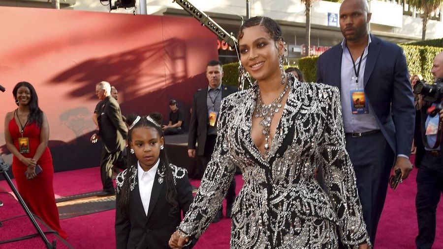 Beyonce juga menyebarkan kekayaannya di luar keluarganya, menyumbangkannya jauh dan luas, termasuk kepada para korban bencana alam dan pendidikan.
