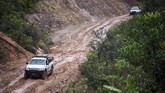 Sejumlah pekerja dari agen premium dan minyak solar melakukan distribusi BBM dengan kendaraan offroad yang menghabiskan waktu 4-5 jam perjalanan. (ANTARA FOTO/M Agung Rajasa).
