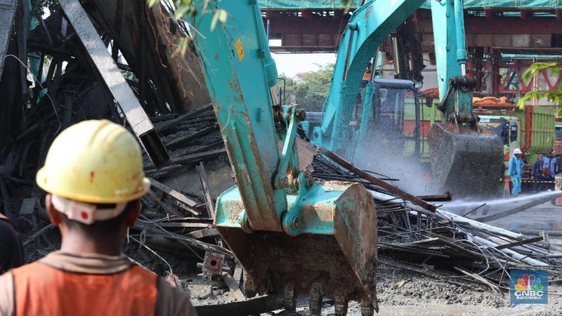 Salah satu tiang pancang proyek Jalan Tol Bogor Outer Ring Road (BORR) Seksi IIIA di P109 Jalan Sholeh Iskandar Kota Bogor, Rabu (10/7)
