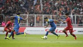 Persib memburu gol penyama kedudukan. Situasi tersebut didukung dengan kartu merah yang didapat Novri Setiawan pada menit ke-78. (CNN Indonesia/Adhi Wicaksono)