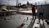 Pihak kepolisian pelabuhan juga melaporkan seorang nelayan berusia sekitar 60 tahun masih hilang akibat insiden tersebut (REUTERS/Alkis Konstantinidis)