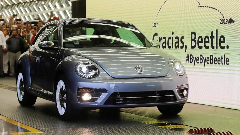 Volkswagen meluncurkan VW Beetle edisi terakhir yang menandai berakhirnya produksinya versi terbaru mobil yang biasa disebut VW Kodok ini.