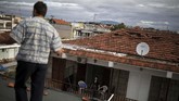 Badai tersebut diketahui datang setelah temperatur di Yunani naik menjadi 37 derajat Celcius dalam dua hari belakangan. (REUTERS/Alkis Konstantinidis)