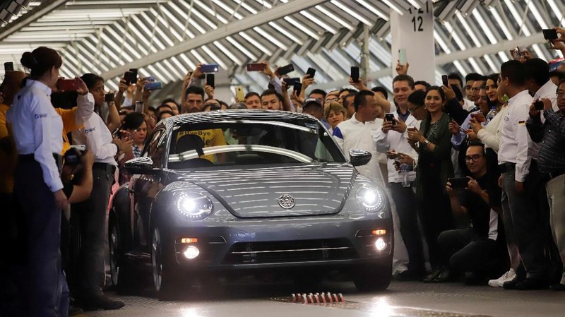 Volkswagen meluncurkan VW Beetle edisi terakhir yang menandai berakhirnya produksinya versi terbaru mobil yang biasa disebut VW Kodok ini.