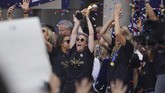 Megan Rapinoe mengangkat trofi Piala Dunia Wanita 2019. Rapinoe jadi simbol feminisme di dunia olahraga. (REUTERS/Carlo Allegri)