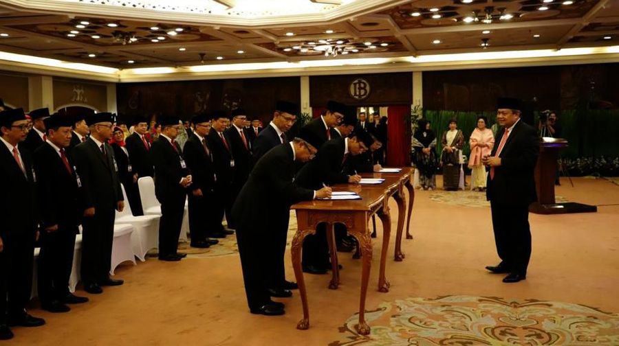 Gubernur Bank Indonesia (BI) Perry Warjiyo melantik 22 pimpinan Bank Indonesia