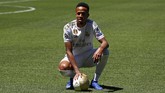 Eder Militao diperkenalkan sebagai pemain baru Real Madrid di Stadion Santiago Bernabeu, Madrid, Rabu (10/7) siang waktu setempat. (REUTERS/Juan Medina)