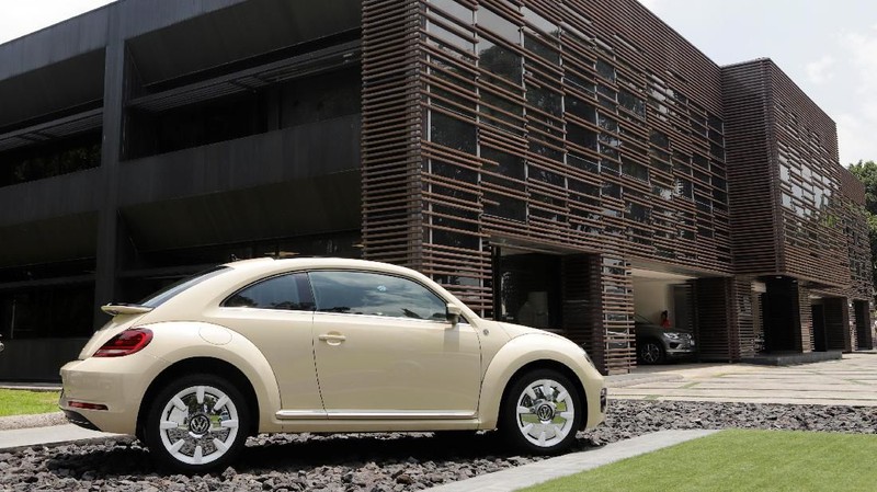 Volkswagen meluncurkan VW Beetle edisi terakhir yang menandai berakhirnya produksinya versi terbaru mobil yang biasa disebut VW Kodok ini.