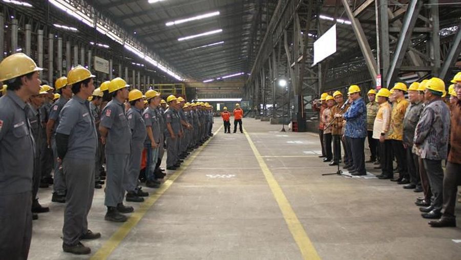 Menteri Perindustrian memberikan arahan dan apresiasi kepada para pekerja di pabrik PT Gunung Raja Paksi usai Meletakkan Batu Pertama Gedung Sekolah Vokasi Industri PT Gunung Raja Paksi di Cikarang, 15 Februari 2019/Kemenperin