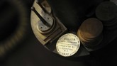 Koin kuno ditumpuk di pendulum untuk membantu menjaga jam Big Ben akurat. (UK Parliament/Jessica Taylor/Handout via REUTERS)