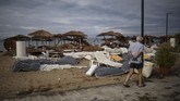 Pasutri asal Republik Ceko tewas ketika angin topan menerjang karavan mereka, sementara seorang pria Rusia dan putranya tewas akibat tertimpa pohon tumbang. (REUTERS/Alkis Konstantinidis)