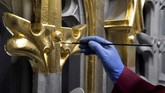Lonceng Big Ben seberat 13,7 ton tetap berada di tempatnya selama restorasi, yang dimulai pada tahun 2017 dan akan selesai pada tahun 2021. (UK Parliament/Jessica Taylor/Handout via REUTERS)