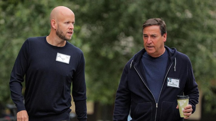 Daniel Ek, salah satu pendiri dan CEO Spotify Technology SA (kiri), dan Bill Koenigsberg, pendiri dan CEO Horizon Media Inc. (kanan), menghadiri konferensi media tahunan Allen and Co. Sun Valley di Sun Valley, Idaho, AS, (10?7/2019). (REUTERS / Brendan McDermid) Daniel Ek, co-founder and CEO of Spotify Technology SA, and Bill Koenigsberg, founder and CEO of Horizon Media Inc., attend the annual Allen and Co. Sun Valley media conference in Sun Valley, Idaho, U.S., July 10, 2019. REUTERS/Brendan McDermid
Daniel Ek, salah satu pendiri dan CEO Spotify Technology SA (kiri), dan Bill Koenigsberg, pendiri dan CEO Horizon Media Inc. (kanan), menghadiri konferensi media tahunan Allen and Co. Sun Valley di Sun Valley, Idaho, AS, (10?7/2019). (REUTERS / Brendan McDermid)