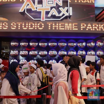 Happy! Ribuan Anak Yatim Bermain di Trans Studio Theme Park