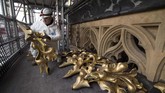 Pekerja memulai pemasangan dekorasi di dalam ruangan Menara Elizabeth. (UK Parliament/Mark Duffy/Handout via REUTERS)
