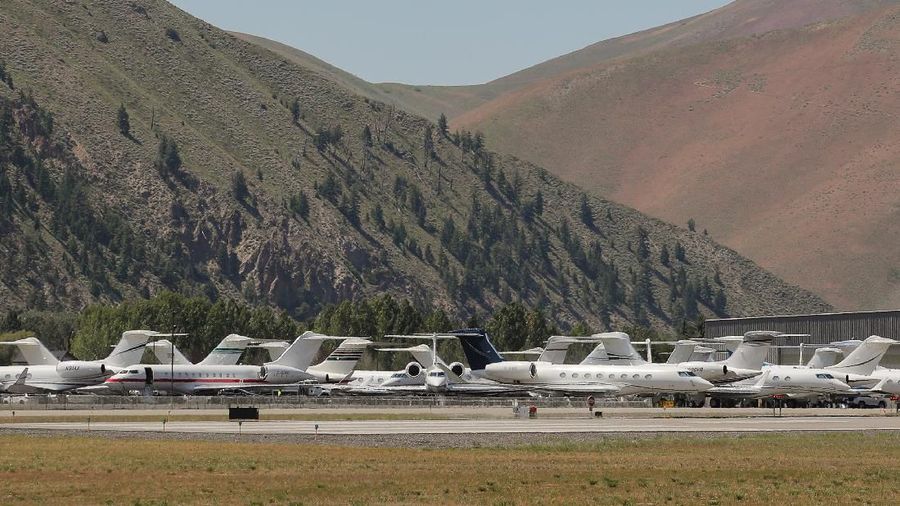 Private jets are parked at the Friedman Memorial Airport during the annual Allen and Co. Sun Valley media conference in Sun Valley, Idaho, U.S., July 9, 2019. REUTERS/Brendan McDermid

Jet pribadi diparkir di Bandara Friedman Memorial selama konferensi media tahunan Allen and Co. Sun Valley di Sun Valley, Idaho, AS, (9/7/2019). (REUTERS / Brendan McDermid)