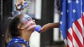 Salah satu fan timnas AS menghiasi wajah bermotif bendera Amerika Serikat dengan menggunakan cat semprot. (Mandatory Credit: Brad Penner-USA TODAY Sports)