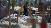 Aparat keamanan China di Xinjiang menggunakan segala cara untuk menghalangi para jurnalis yang hendak meliput kamp khusus etnis Uighur. Mulai dari menyebar mata-mata untuk membuntuti sampai membuat kecelakaan palsu untuk menghambat para pewarta. (Photo by Greg Baker / AFP)