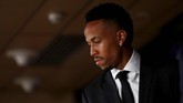 Eder Militao jelang melakukan konferensi pers sebagai pemain baru Real Madrid di Santiago Bernabeu. (REUTERS/Juan Medina)