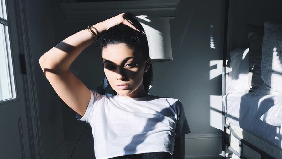Usai menyumbang US$ 1 juta untuk tenaga medis, kini Kylie Jenner memproduksi hand sanitizer dan membagikannya gratis ke yang membutuhkan 