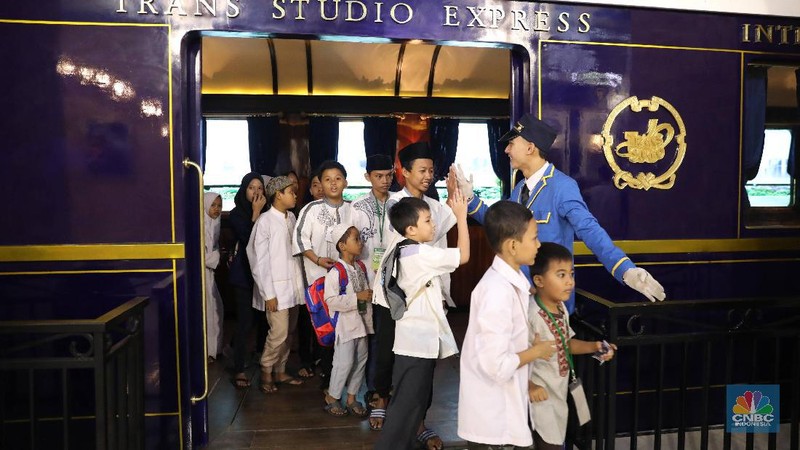 Ribuan anak yatim mengunjungi wahana Trans Studio Theme Park, Cibubur, Kamis (11/7/2019), sebelum wahana ini dibuka untuk umum pada 12 Juli.