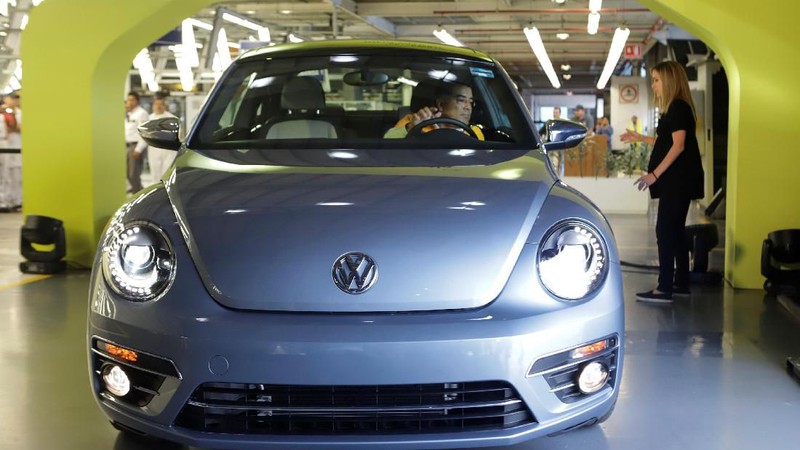 Volkswagen meluncurkan VW Beetle edisi terakhir yang menandai berakhirnya produksinya versi terbaru mobil yang biasa disebut VW Kodok ini.