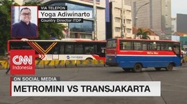 VIDEO: Metromini Vs Transjakarta