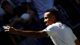 Eder Militao berpose saat diperkenalkan sebagai pemain baru Real Madrid di Santiago Bernabeu. Militao diperkenalkan Madrid usai memperkuat timnas Brasil di Copa America 2019. (REUTERS/Juan Medina)