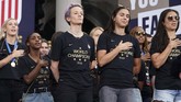 Megan Rapinoe dan kawan-kawan menyanyikan lagi kebangsaan Amerika Serikat di Balai Kota New York. (REUTERS/Carlo Allegri)