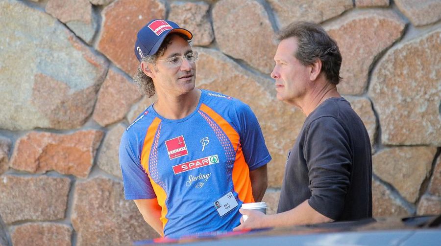 Alex Karp, CEO of Palantir Technologies talks with Dan Schulman, president of PayPal, as they arrive at the annual Allen and Co. Sun Valley media conference in Sun Valley, Idaho, U.S., July 9, 2019. REUTERS/Brendan McDermid
Alex Karp, CEO Palantir Technologies(kiri) berbicara dengan Dan Schulman, presiden PayPal (kanan), ketika mereka tiba di konferensi media tahunan Allen and Co. Sun Valley di Sun Valley, Idaho, AS, (9/7/2019). (REUTERS / Brendan McDermid)