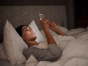 Waduh, Main HP Tengah Malam Ternyata Bisa Berisiko Diabetes!