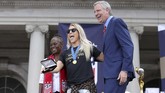 Gelandang timnas Amerika Serikat Julie Ertz Walikota New York Bill de Blasio (kanan) beserta sang istri, Chirlane McCray. (Mandatory Credit: Brad Penner-USA TODAY Sports)