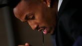 Setelah minum Eder Militao menyatakan kepada pembawa acara kalau dia tidak bisa melanjutkan konferensi pers dan berjalan meninggalkan panggung dengan tertatih-tatih. (REUTERS/Juan Medina)