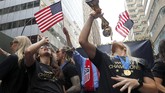 Gelandang AS Julie Ertz bersenang-senang dengan trofi. Dia merupakan andalan timnya di lini tengah. (REUTERS/Mike Segar)