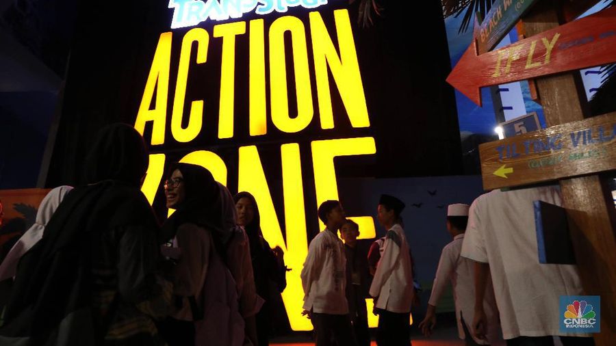 Ribuan anak yatim mengunjungi wahana Trans Studio Theme Park, Cibubur, Kamis (11/7/2019), sebelum wahana ini dibuka untuk umum pada 12 Juli.