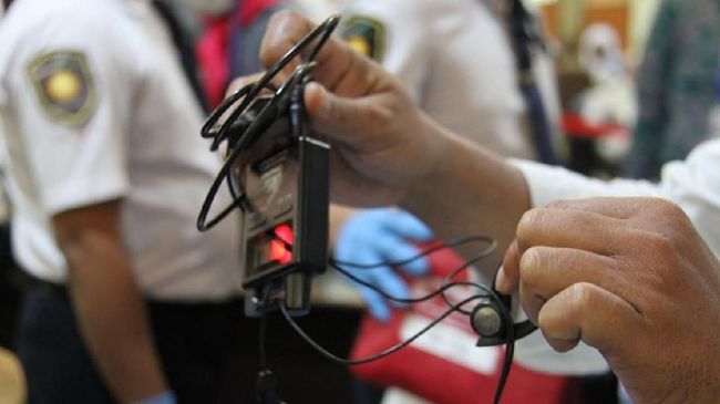 PPIH Sita 250 'Handy Talkie' Calon Jemaah Haji di Surabaya