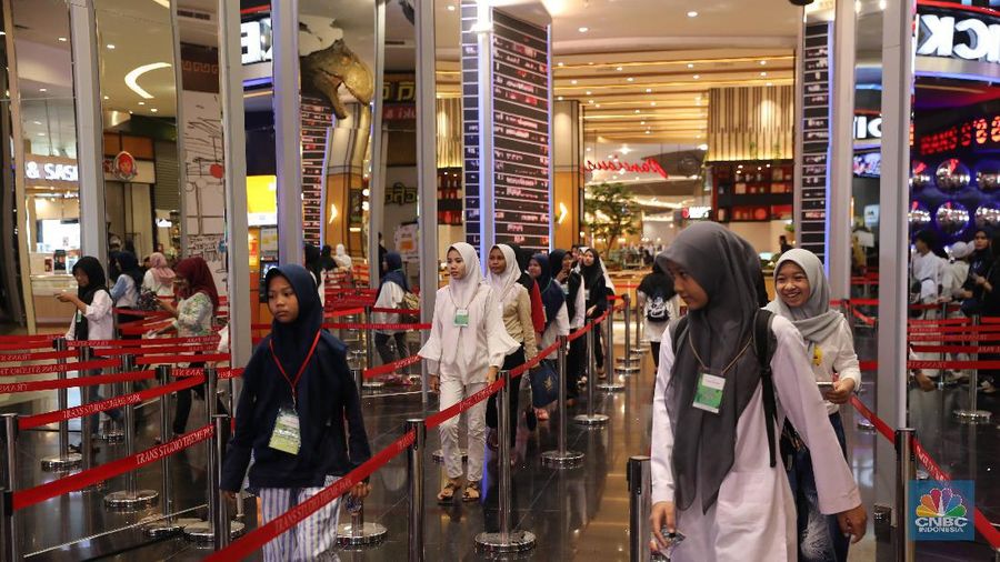 Ribuan anak yatim mengunjungi wahana Trans Studio Theme Park, Cibubur, Kamis (11/7/2019), sebelum wahana ini dibuka untuk umum pada 12 Juli.