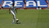 Eder Militao melakukan juggling bola. Militao didatangkan Real Madrid dai FC Porto dengan nilai transfer 50 euro juta. (REUTERS/Juan Medina)