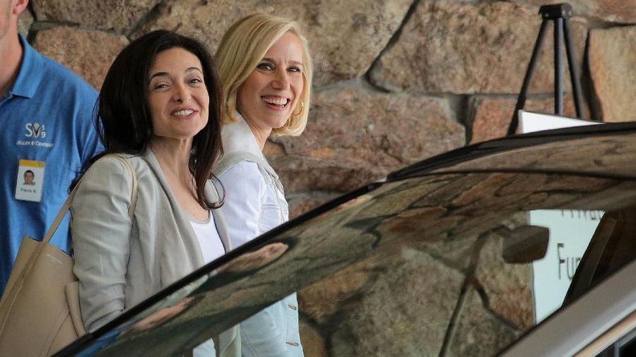 Sheryl Sandberg, COO of Facebook, and Marne Levine, COO of Instagram, attend the annual Allen and Co. Sun Valley media conference in Sun Valley, Idaho, U.S., July 9, 2019. REUTERS/Brendan McDermid
Sheryl Sandberg, COO Facebook (kiri) dan Marne Levine, COO Instagram (kanan), menghadiri konferensi media tahunan Allen and Co. Sun Valley di Sun Valley, Idaho, AS, (9/7/2019). (REUTERS / Brendan McDermid)