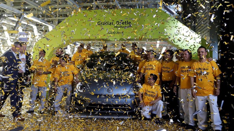 Volkswagen meluncurkan VW Beetle edisi terakhir yang menandai berakhirnya produksinya versi terbaru mobil yang biasa disebut VW Kodok ini.