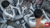 Para patung manusia perak ini menggunakan minyak sayur sebagai bahan dasar cat. Hal ini dipilih karena minyak sayur dapat menempel dengan baik dan harga yang ekonomis. (CNN Indonesia/Daniela)