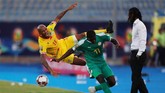 Pemain Benin Emmanuelle Imorou duel dengan pemain Senegal Badou N'Diaye pada laga sengit dua tim di perempat final. (REUTERS/Mohamed Abd El Ghany)
