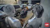 Dalam satu hari, biasanya mereka dapat mengumpulkan setidaknya Rp70 ribu hingga Rp100 ribu di jalanan. (CNN Indonesia/Daniela)