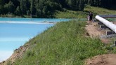 Meskipun airnya tidak beracun, dasar danau itu cukup dalam dan berlumpur, sehingga jika sudah tenggelam akan sulit menyelamatkan diri. (Photo by Rostislav NETISOV / AFP)