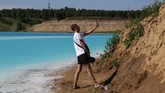 Indah dan asri, adalah dua kata yang bisa menggambarkan Danau Novosibirsk di Rusia. Tapi siapa sangka kalau danau tersebut merupakan tempat pembuangan limbah beracun. (Photo by Rostislav NETISOV / AFP)