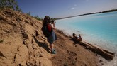 Mereka juga mengimbau agar orang-orang tak bersentuhan langsung dengan airnya yang sudah terkontaminasi limbah. (Photo by Rostislav NETISOV / AFP)