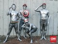 FOTO: Di Balik Pose Manusia Perak Jalanan Ibu Kota